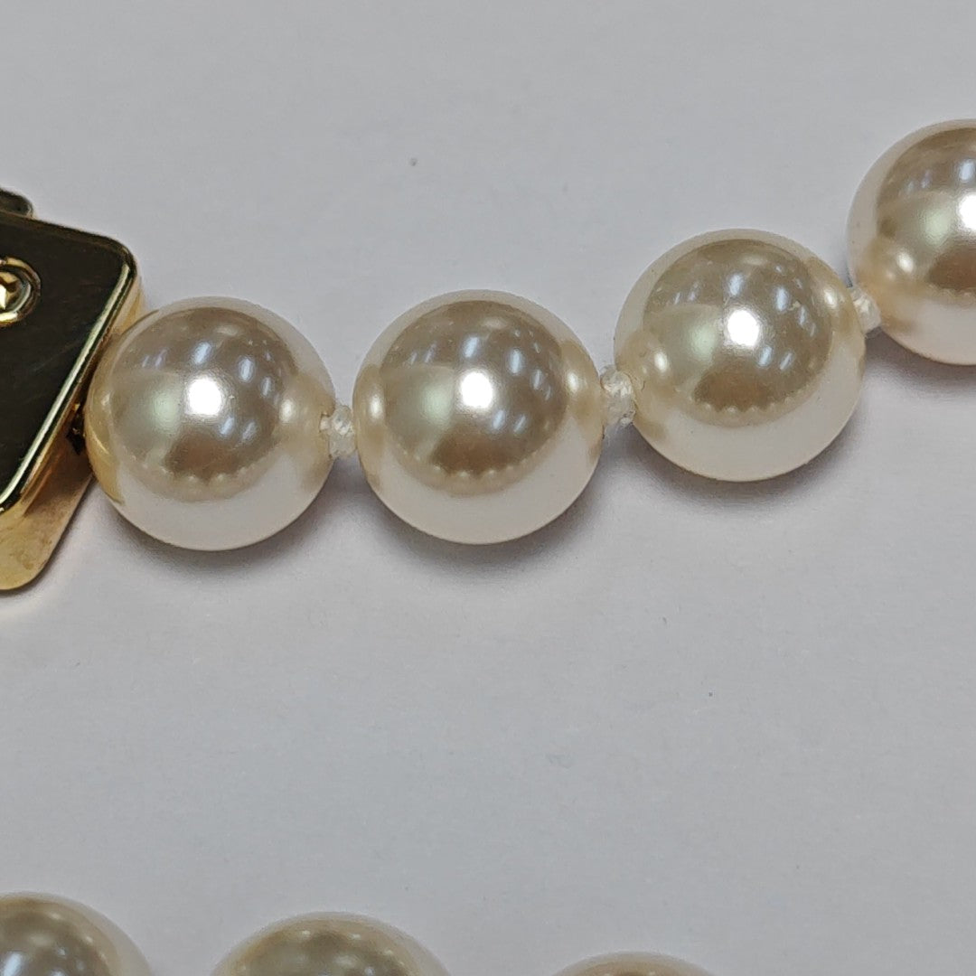 Authenticated pre-owned  Faux Pearl White Necklace - Necklace at Looply