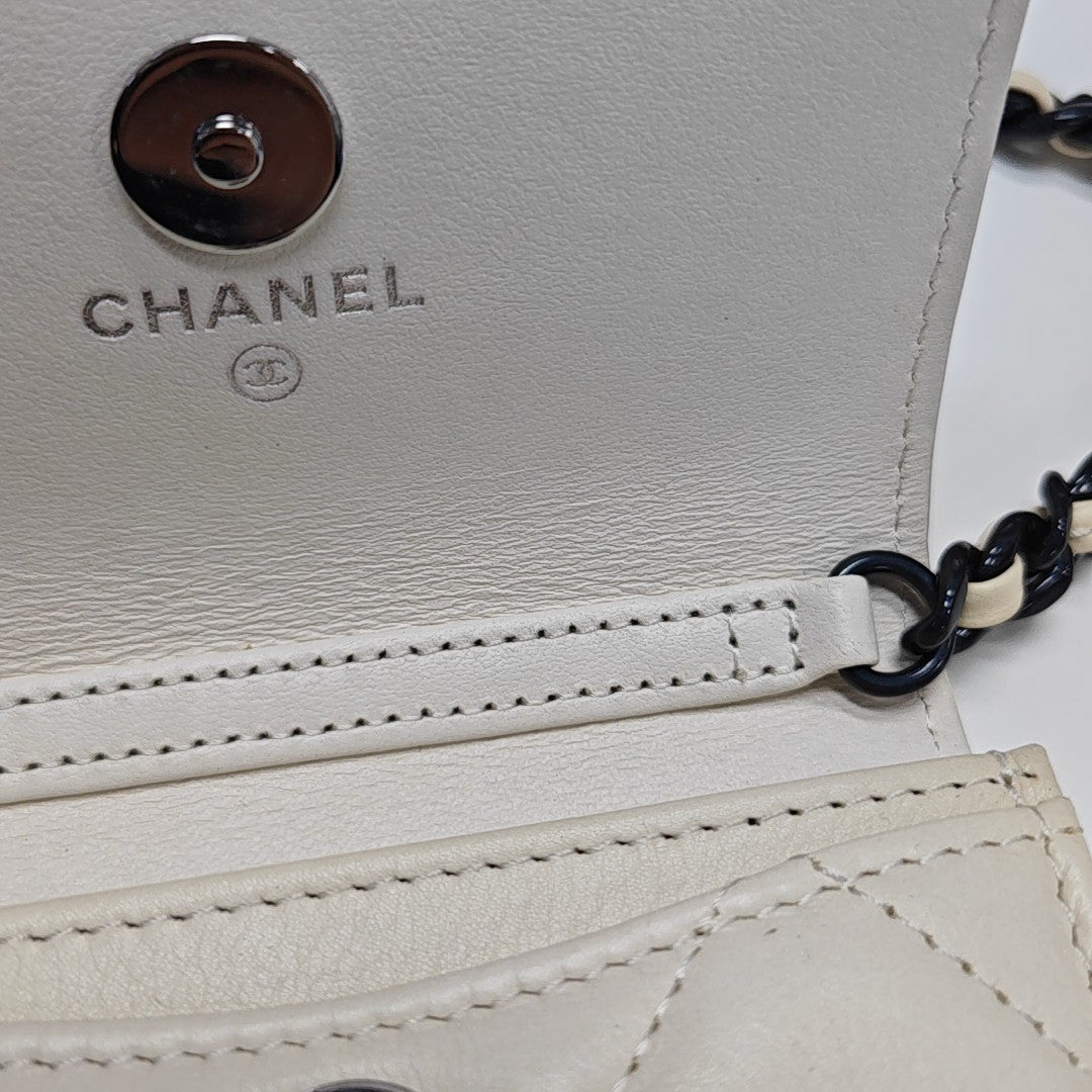 Authenticated pre-owned  Chanel 19 Quilted Calfskin White - Shoulder Bag at Looply