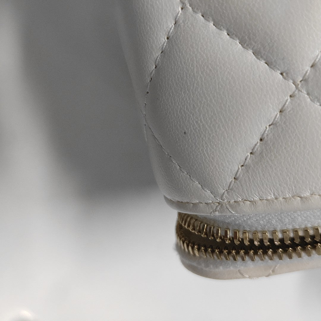 Authenticated pre-owned  Vanity Case Small Quilted Lambskin White - Shoulder Bag at Looply