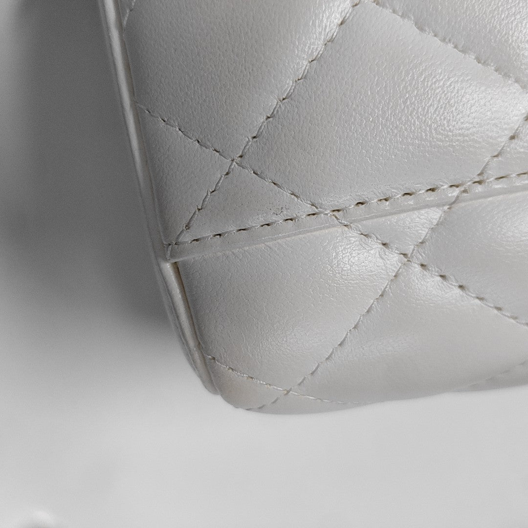Authenticated pre-owned  Vanity Case Small Quilted Lambskin White - Shoulder Bag at Looply