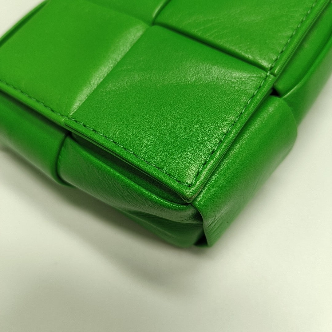 Authenticated pre-owned  Cassette Small Calfskin Green - Crossbody Bag at Looply