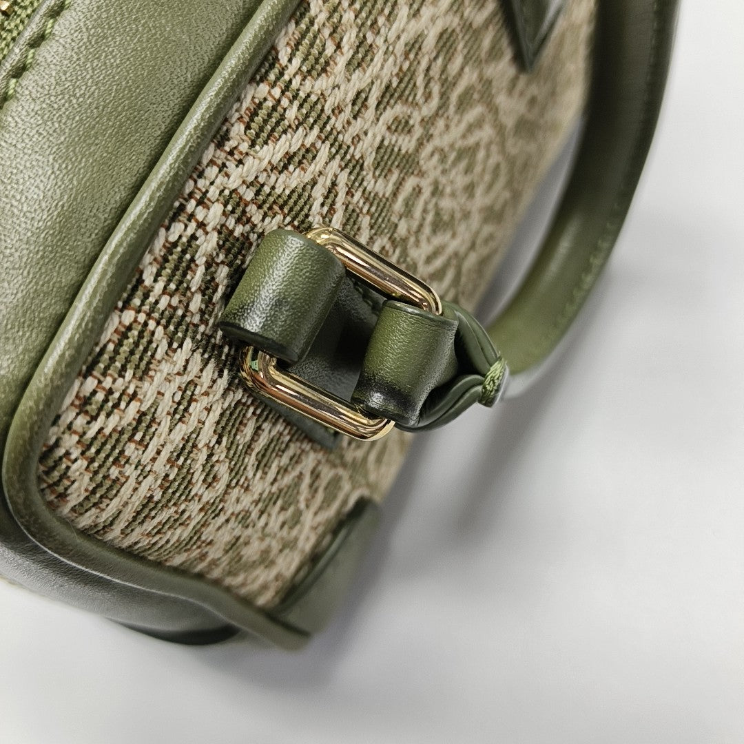 Authenticated pre-owned  Amazona Canvas Beige - Shoulder Bag at Looply