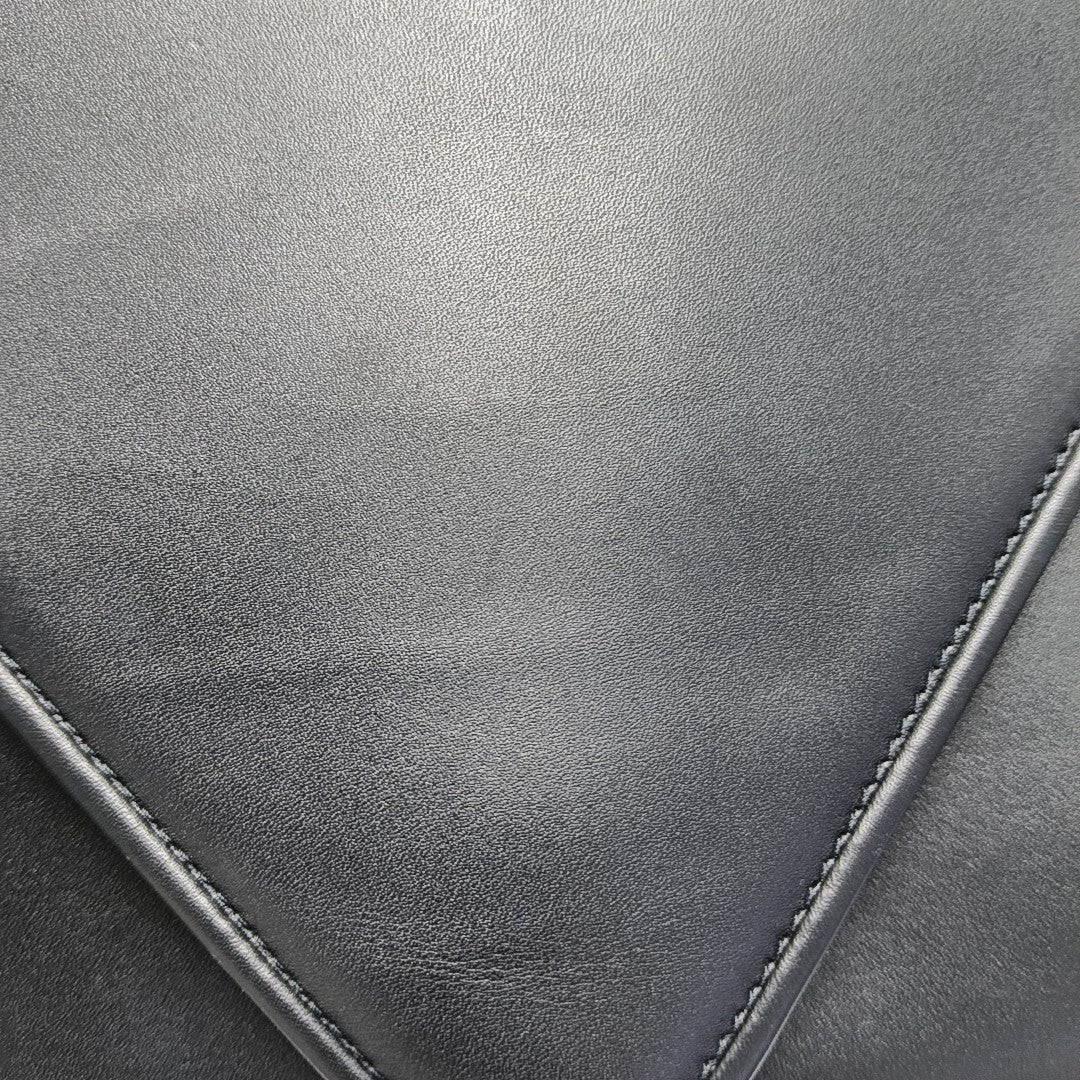 Authenticated pre-owned  Mount Calfskin Black - Shoulder Bag at Looply