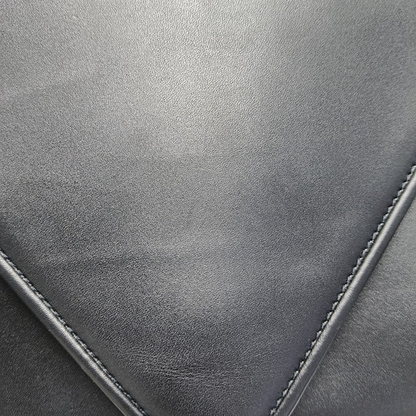 Authenticated pre-owned  Mount Calfskin Black - Shoulder Bag at Looply