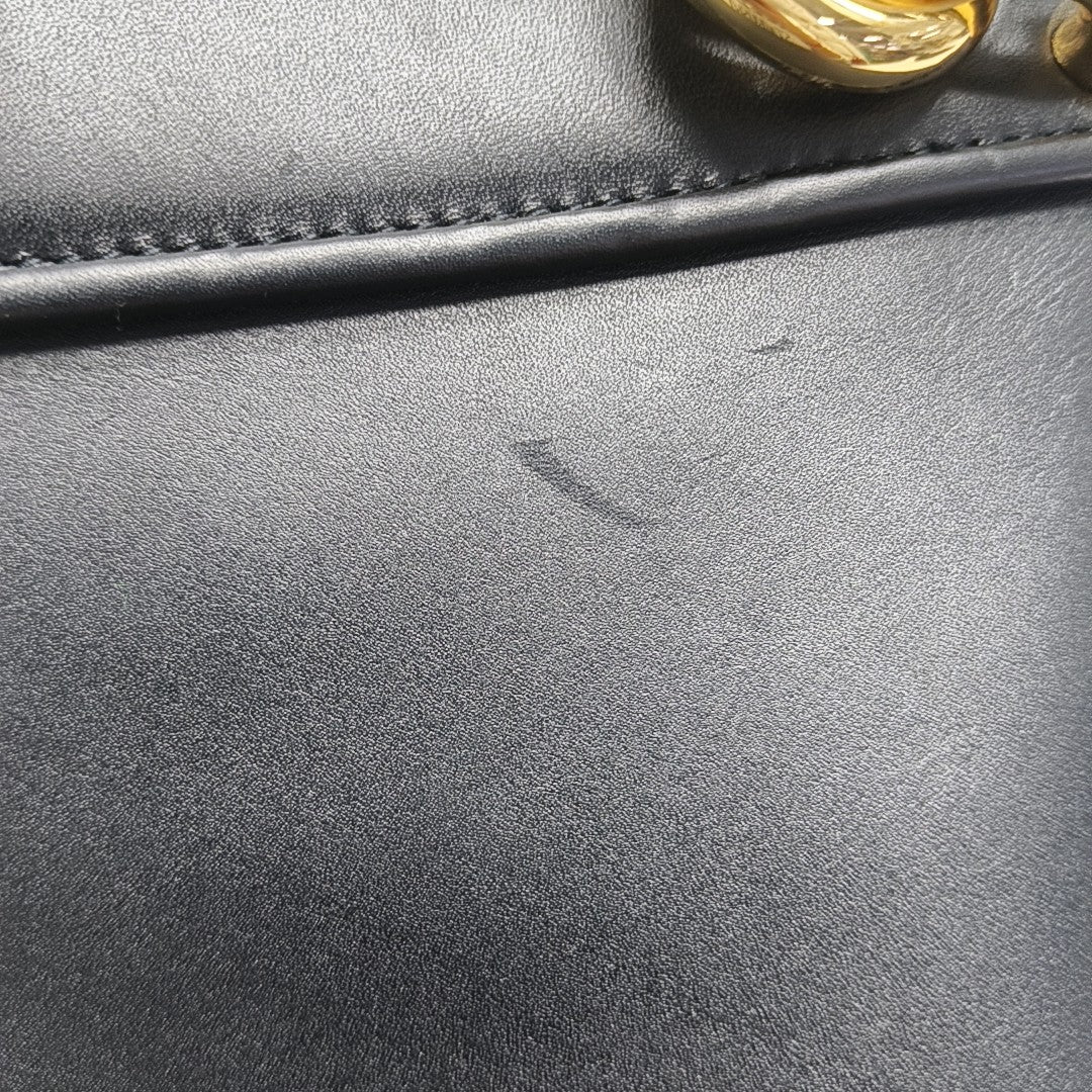 Authenticated pre-owned  Mount Calfskin Black - Shoulder Bag at Looply