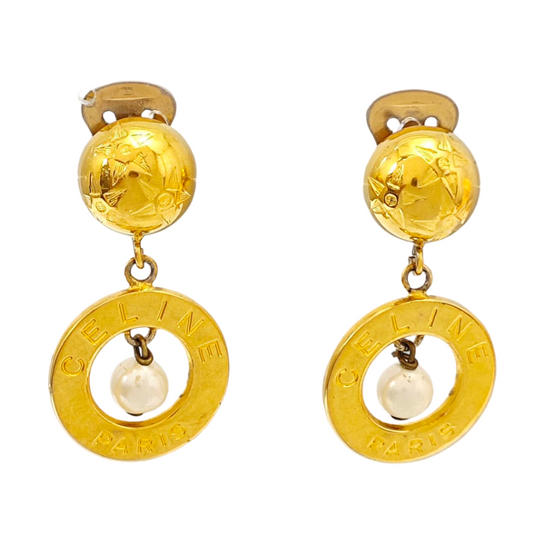 Pendiente dorado de metal con perlas de imitación