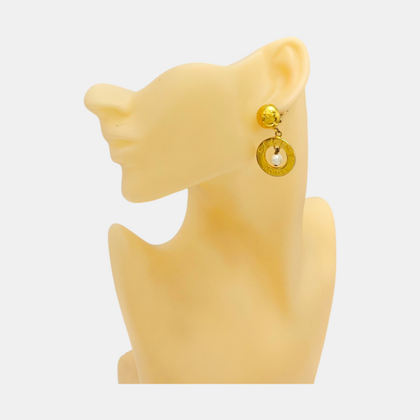 Pendiente dorado de metal con perlas de imitación