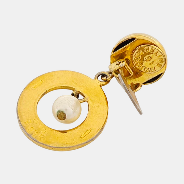 Pendiente dorado de metal con perlas de imitación