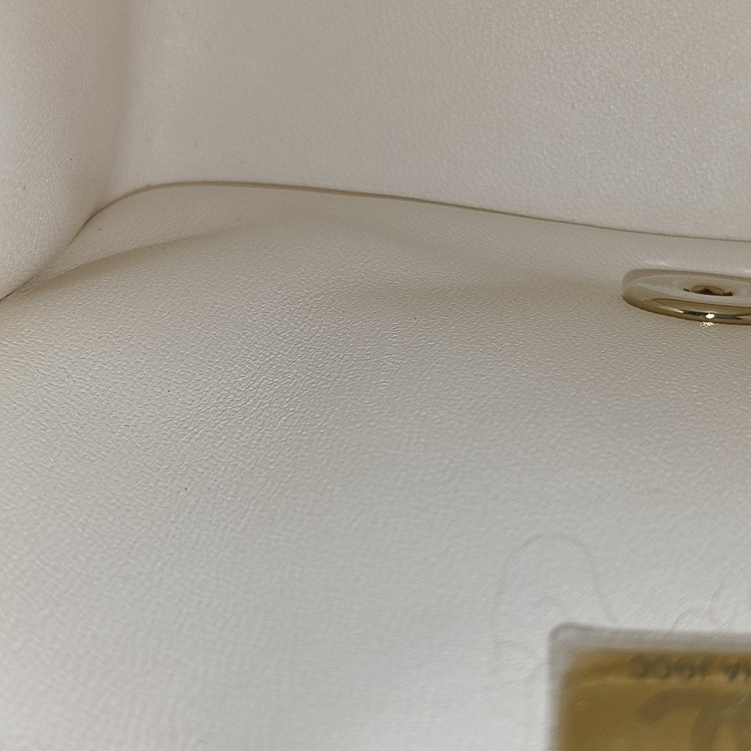 Authenticated pre-owned  Classic Flap Lambskin White - Shoulder Bag at Looply