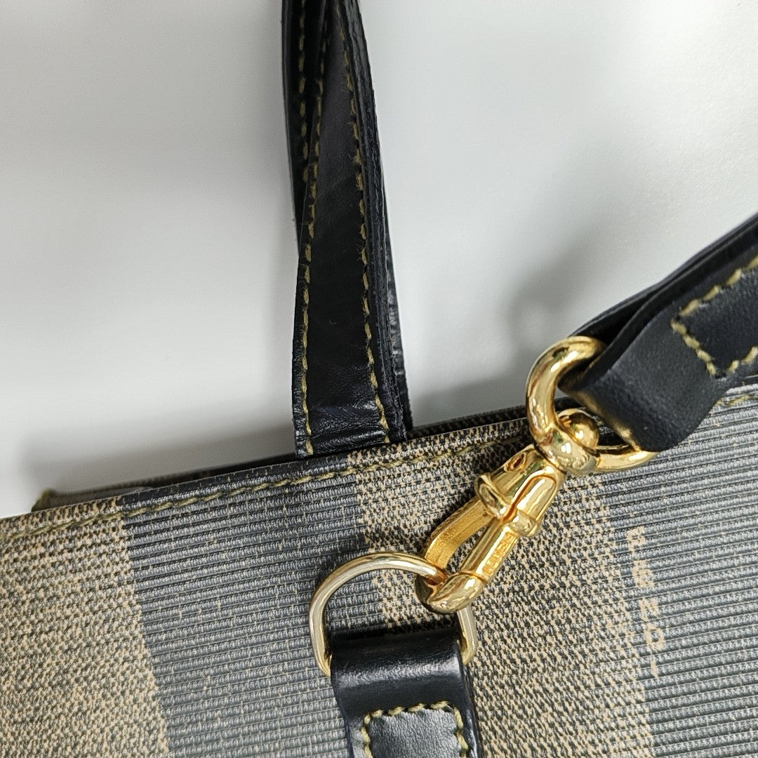 Bolso de hombro de lona revestida marrón