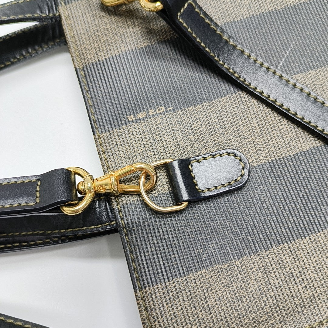 Bolso de hombro de lona revestida marrón