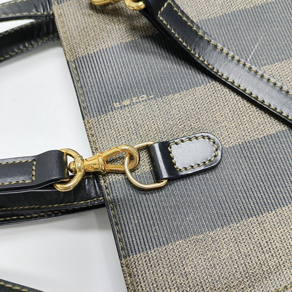 Bolso de hombro de lona revestida marrón