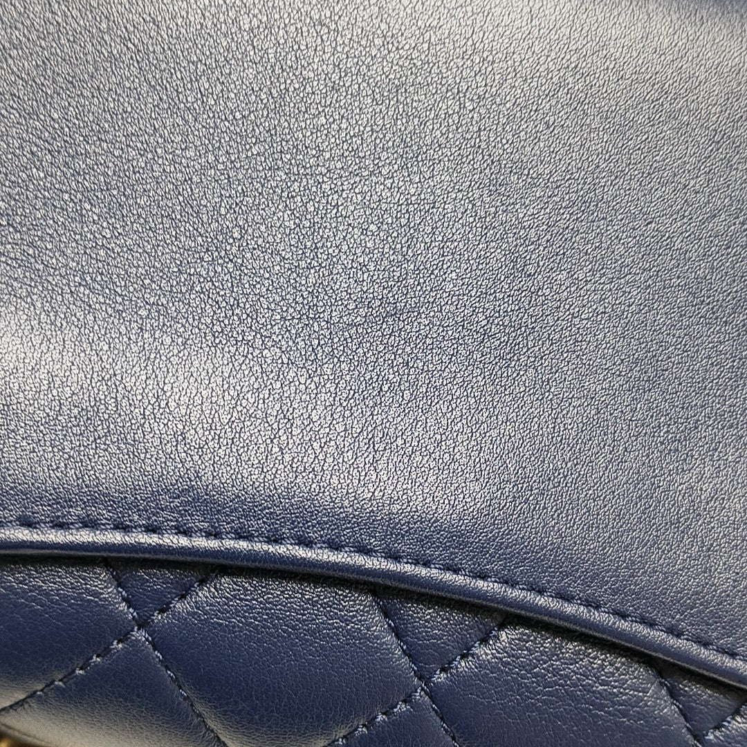 Authenticated pre-owned  Classic Flap Quilted Calfskin Blue - Shoulder Bag at Looply