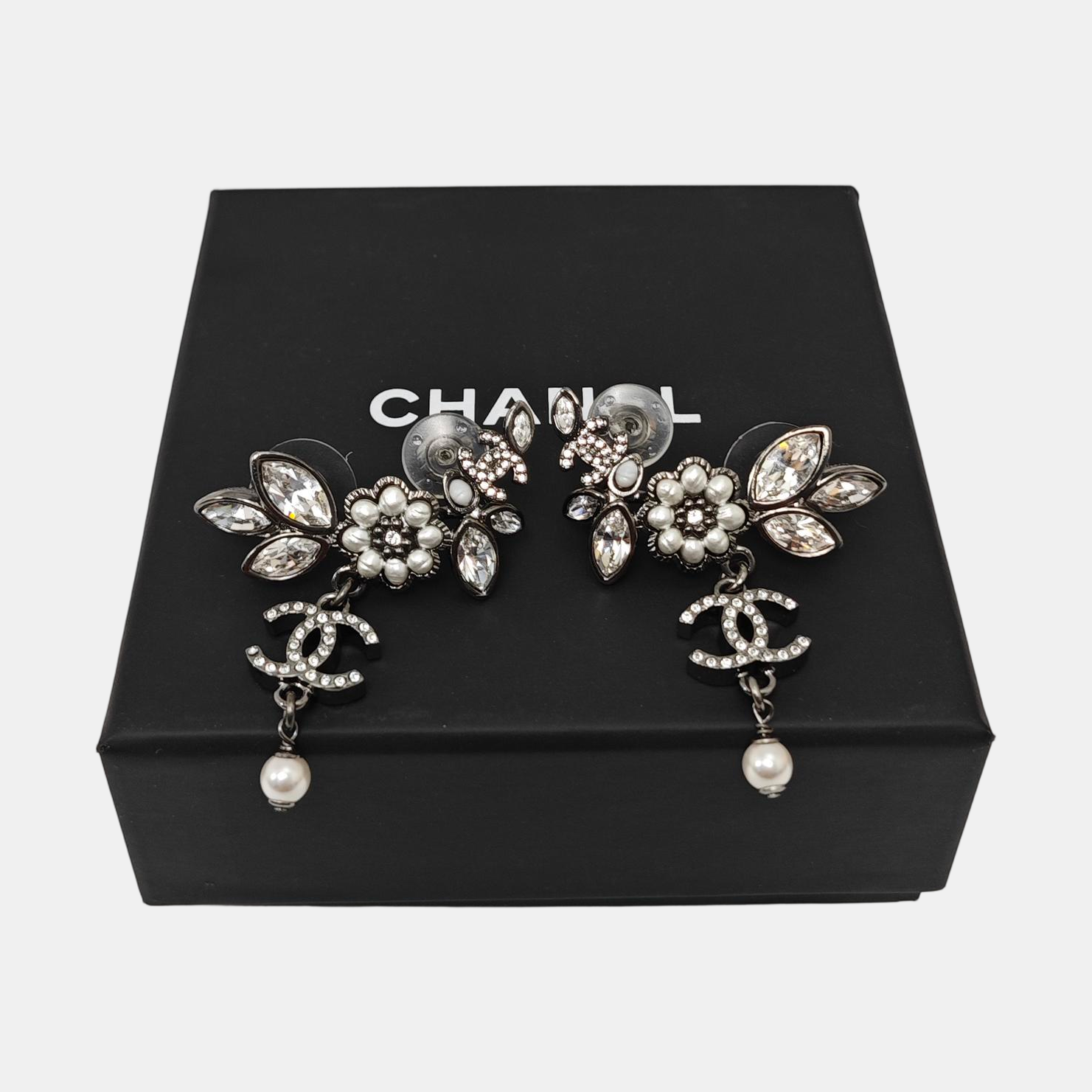 Authenticated pre-owned  Silver-tone Metal Synthetic Crystal Faux Pearl Silver Earring - Earrings at Looply