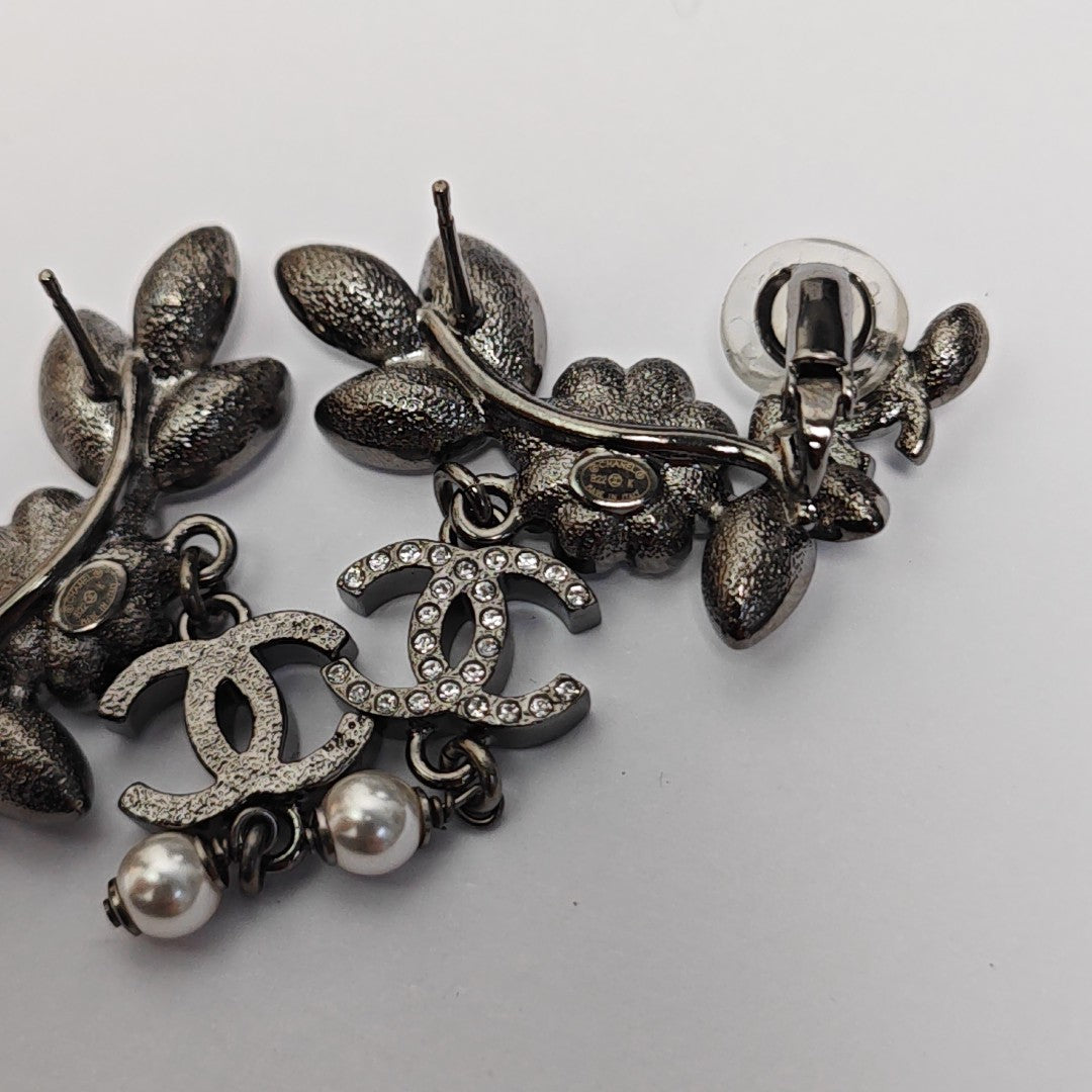 Authenticated pre-owned  Silver-tone Metal Synthetic Crystal Faux Pearl Silver Earring - Earrings at Looply