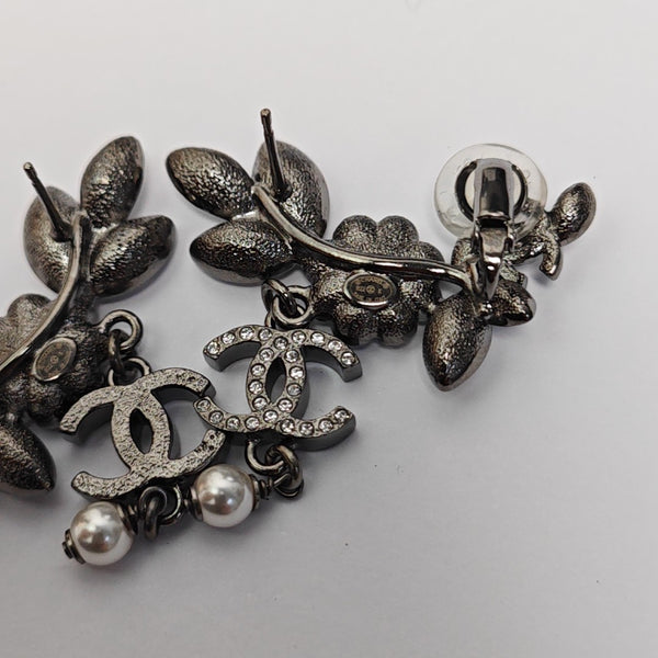Authenticated pre-owned  Silver-tone Metal Synthetic Crystal Faux Pearl Silver Earring - Earrings at Looply