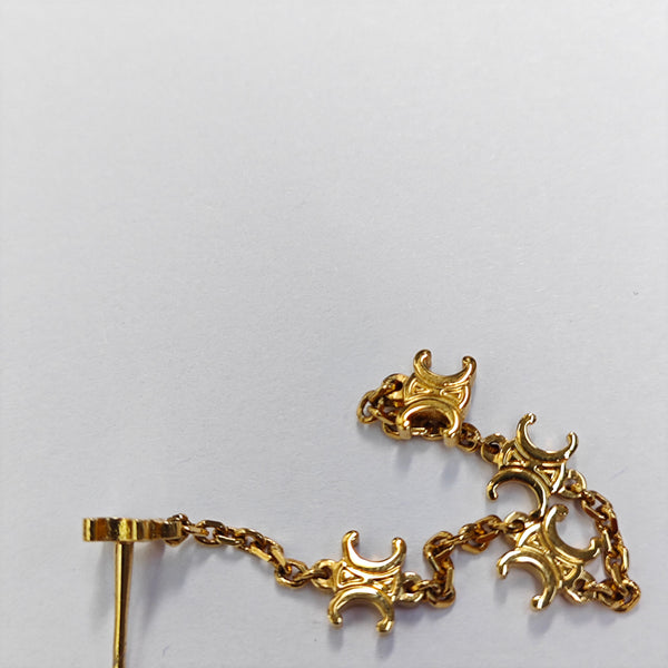 Pendiente dorado de metal con perlas de imitación