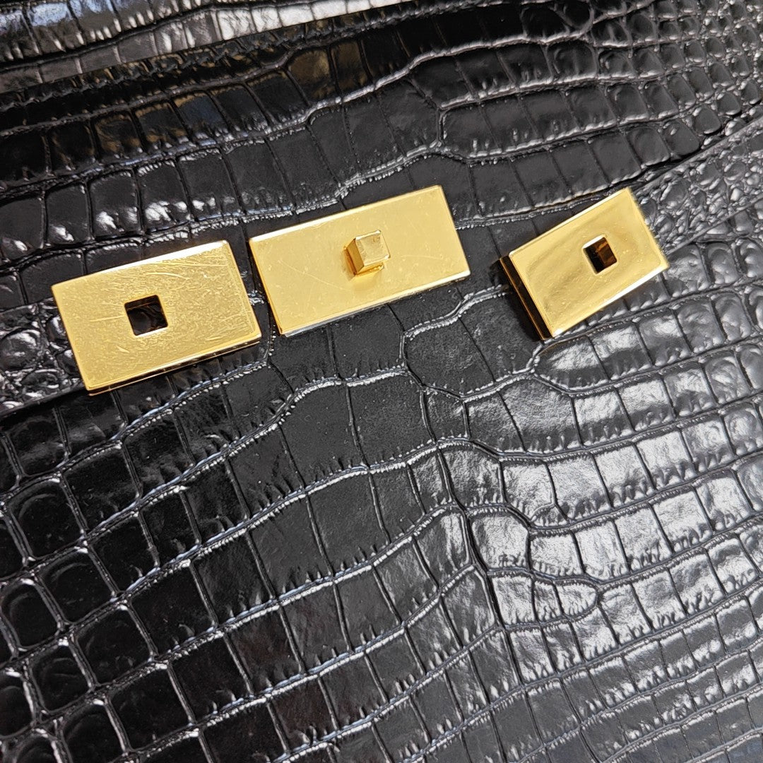 MANHATTAN Medium Calfskin Black