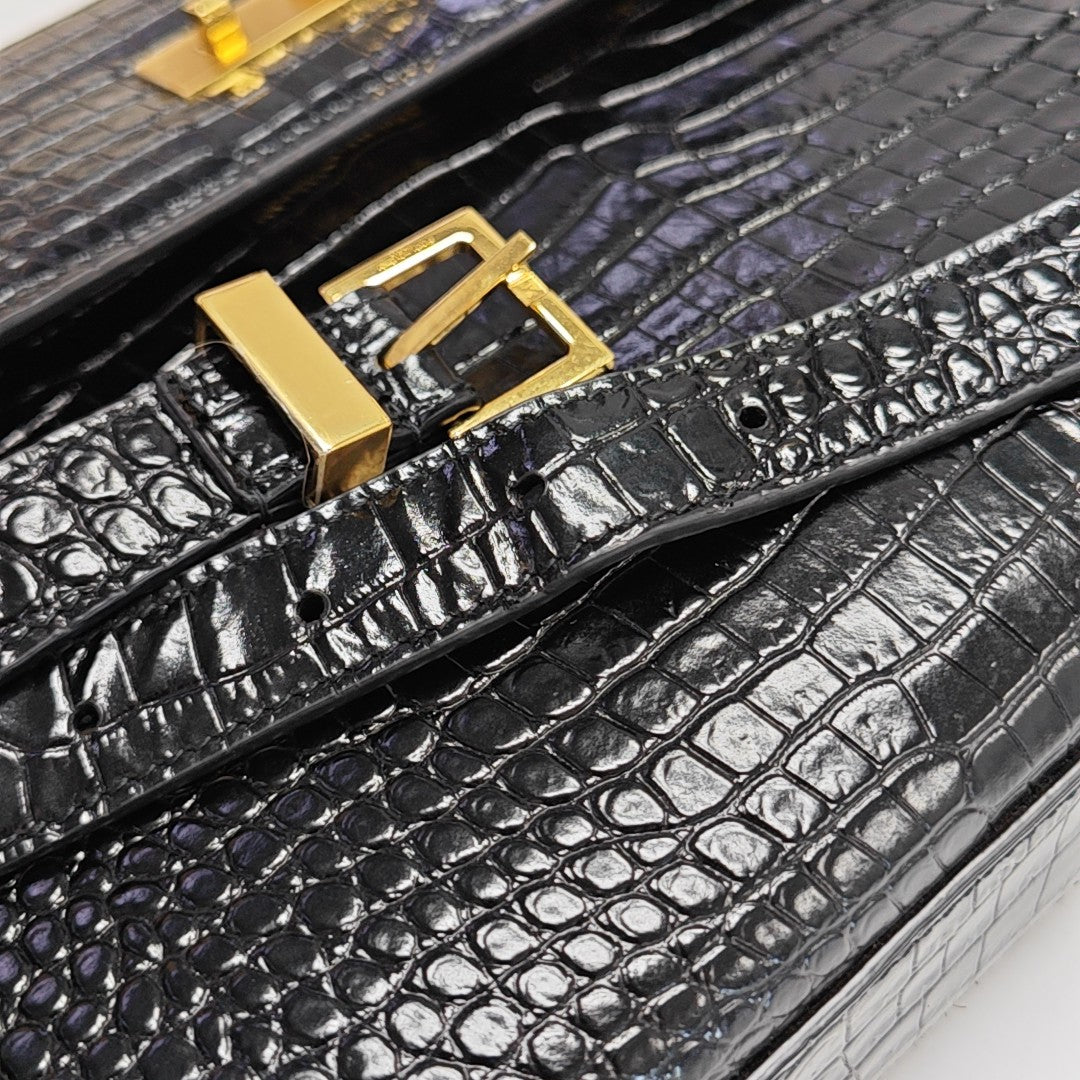 MANHATTAN Medium Calfskin Black