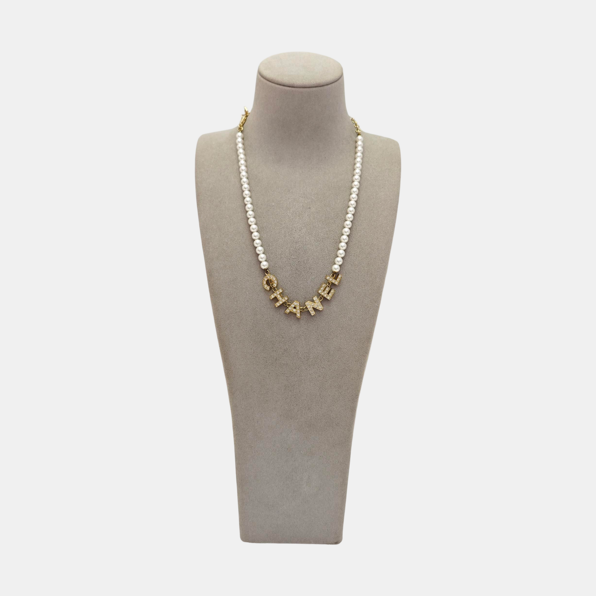 Authenticated pre-owned  Faux Pearl White Necklace - Necklace at Looply