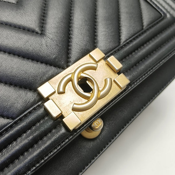BOY CHANEL Medium Chevron Lambskin Black
