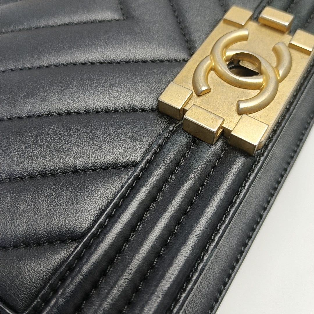 BOY CHANEL Medium Chevron Lambskin Black