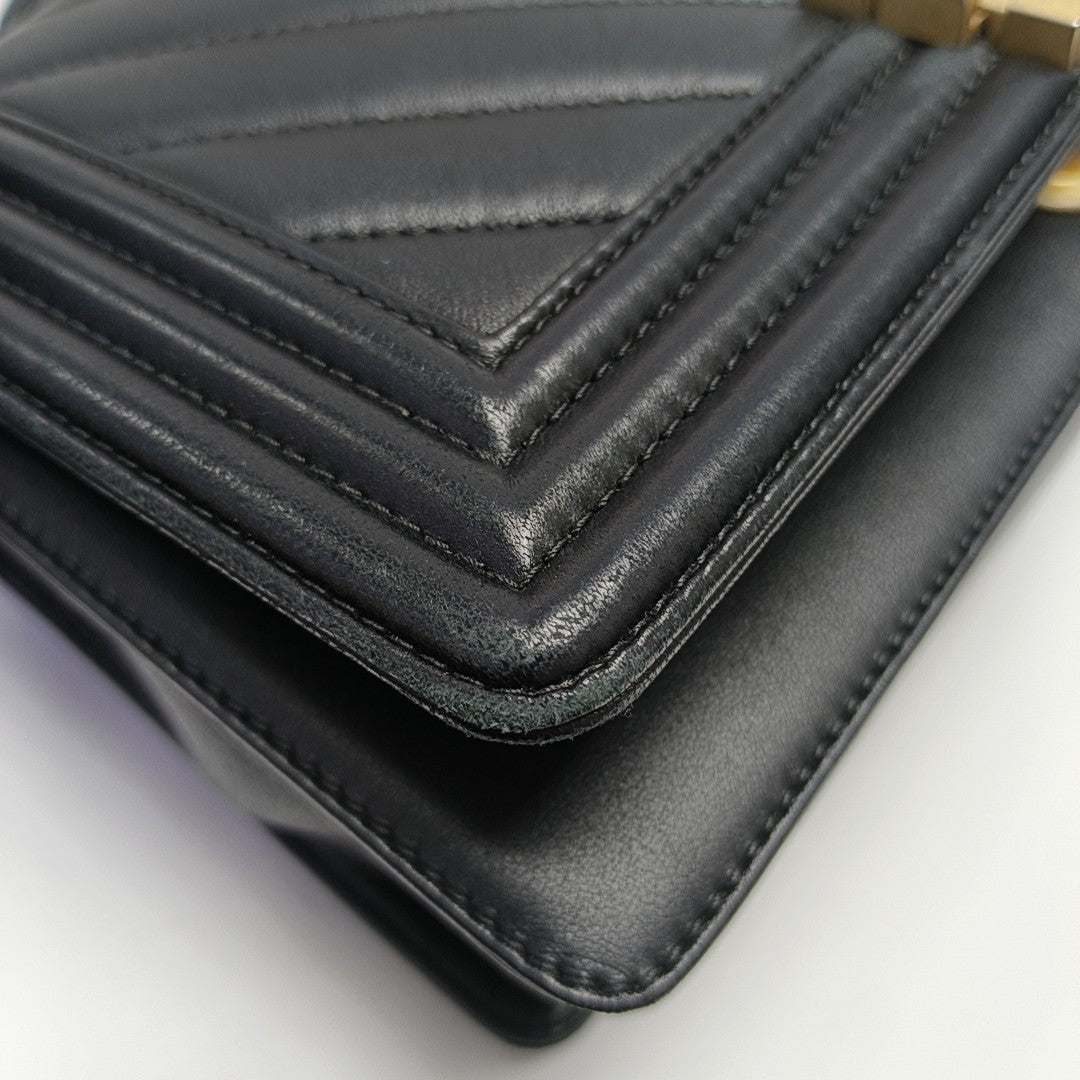 BOY CHANEL Medium Chevron Lambskin Black