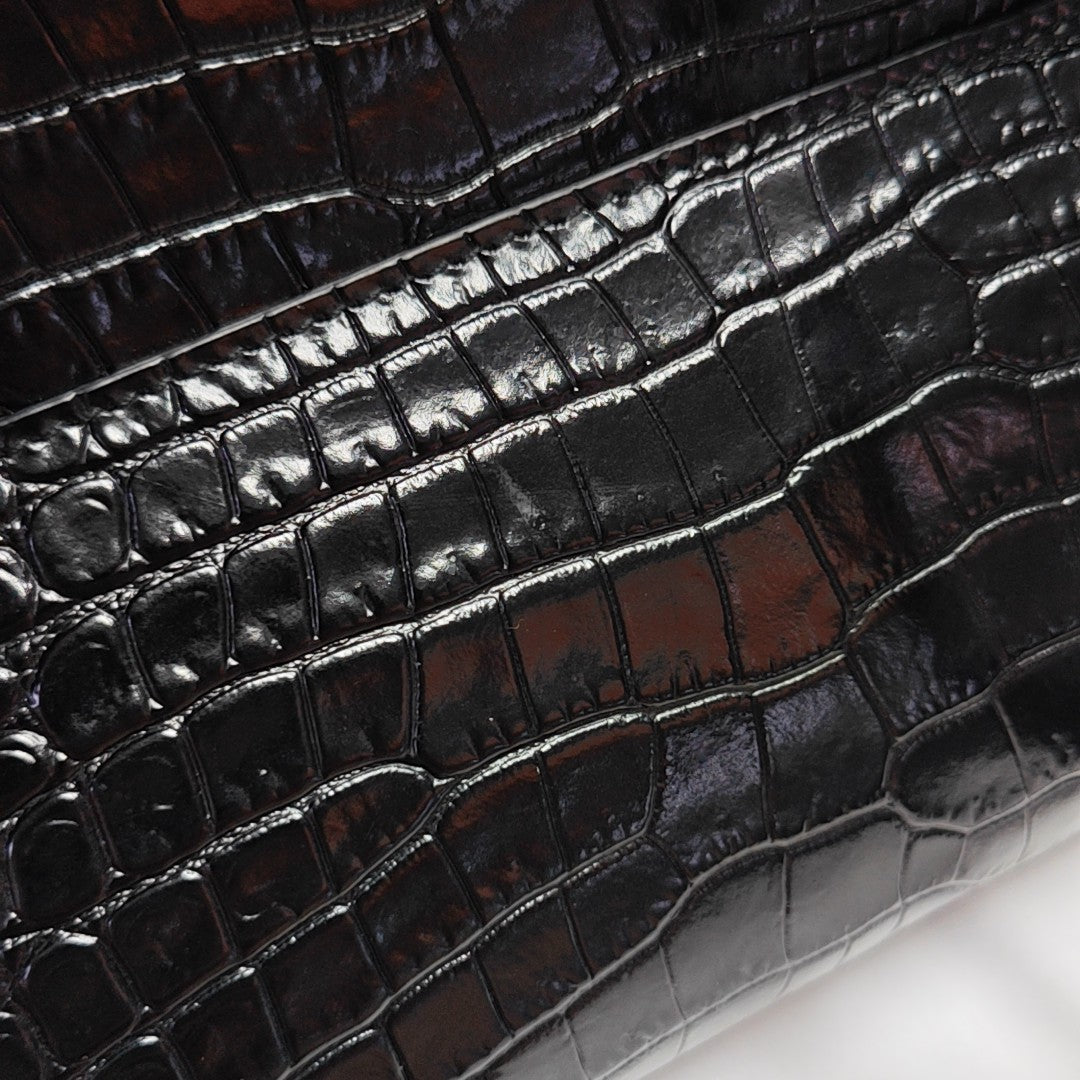 MANHATTAN Medium Calfskin Black