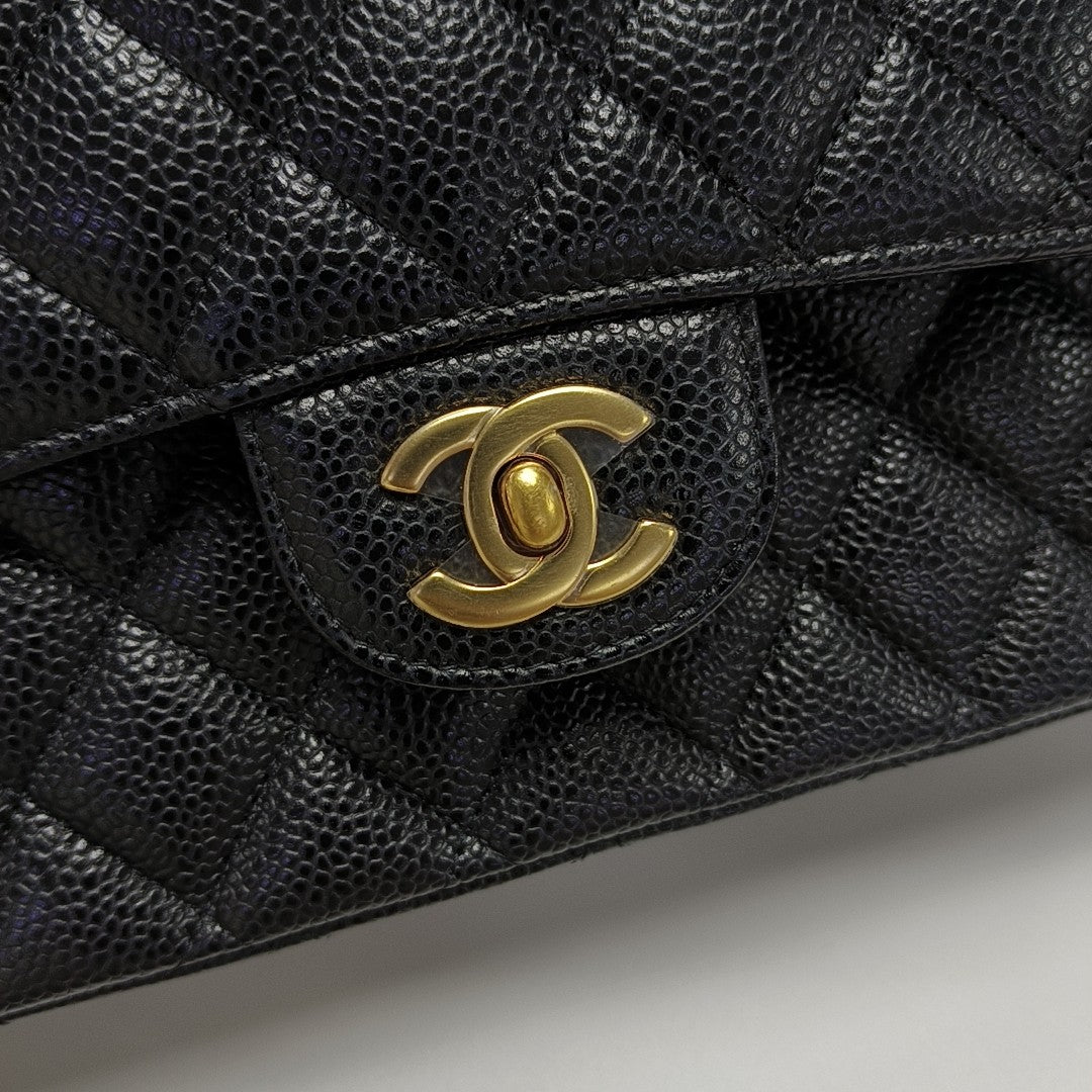 CLASSIC FLAP Medium Quilted Grained Calfskin Black