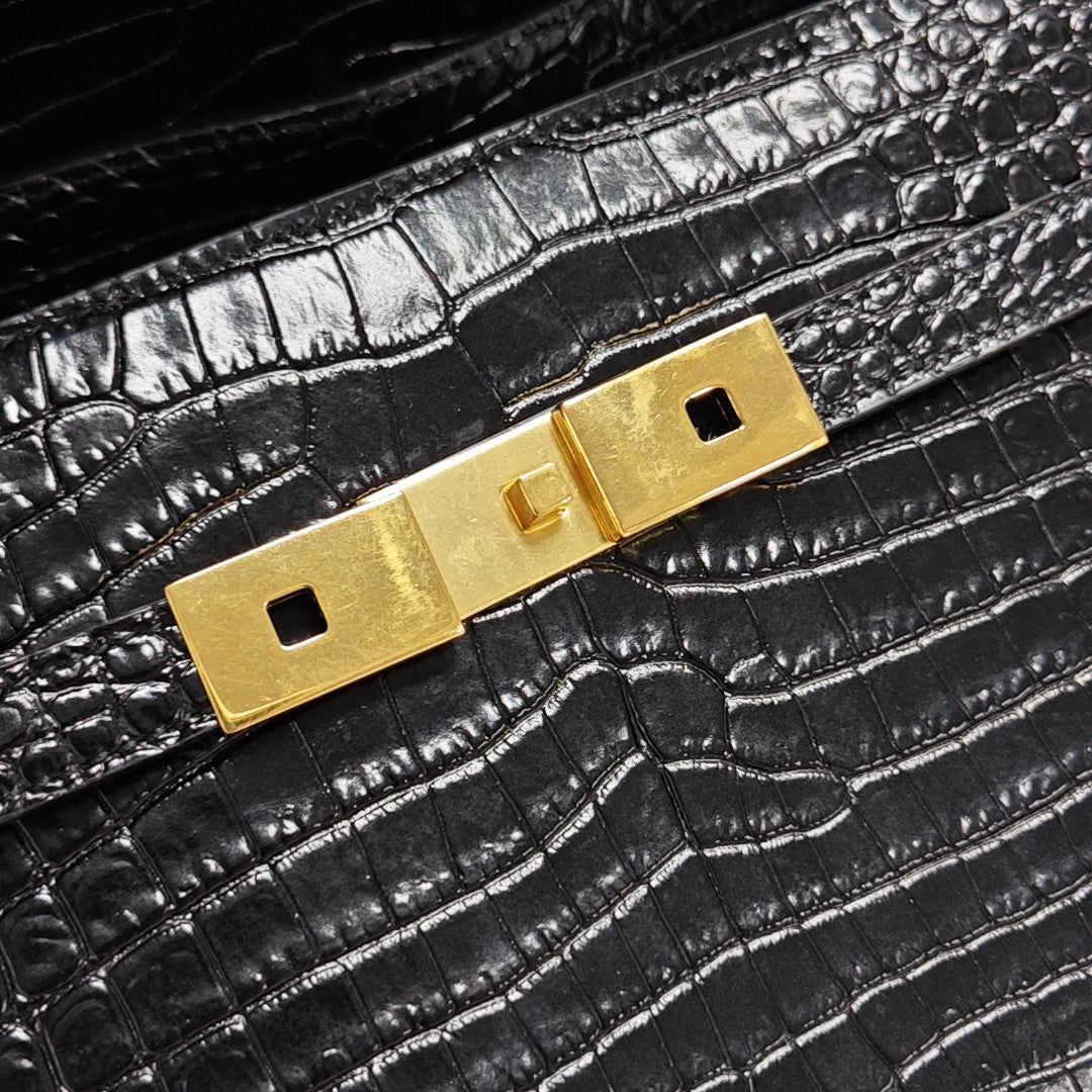 MANHATTAN Small Calfskin Black