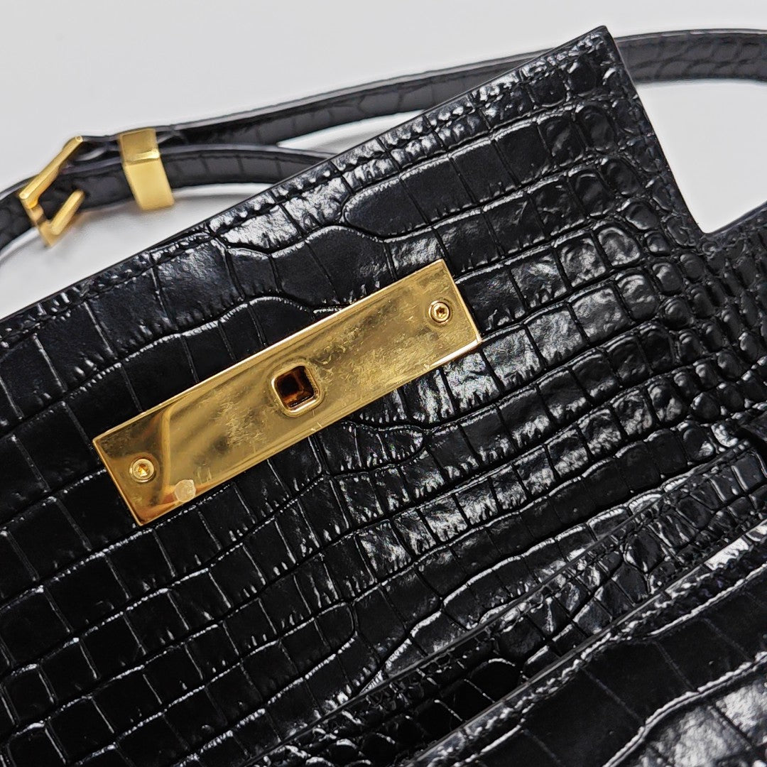 MANHATTAN Small Calfskin Black