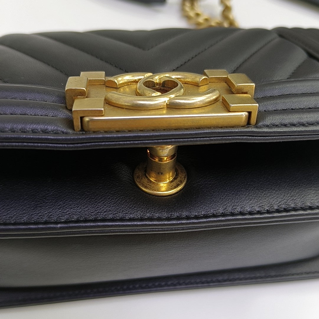 BOY CHANEL Small Chevron Calfskin Black