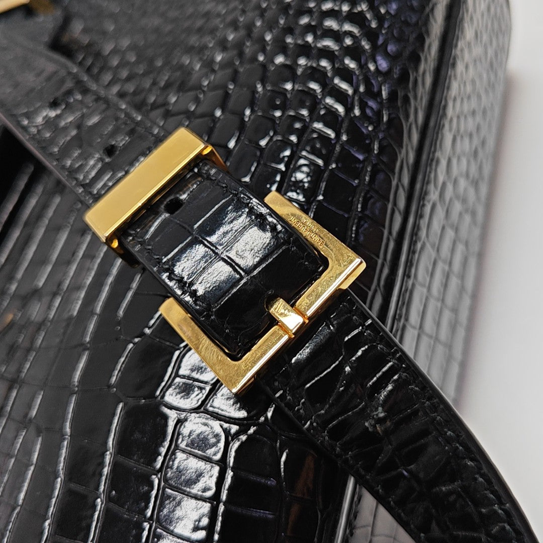 MANHATTAN Medium Calfskin Black