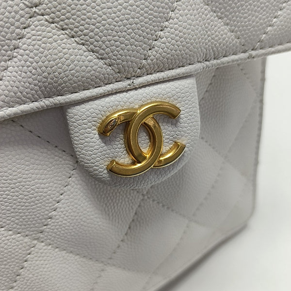 CHANEL 25 Mediano Piel de Becerro Acolchada Blanca