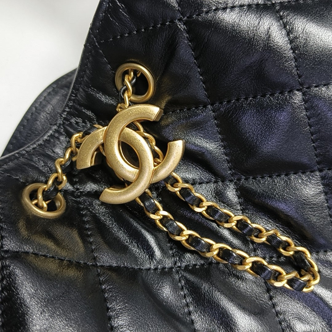 CHANEL 25 Mediano Piel de Becerro Acolchada Negro