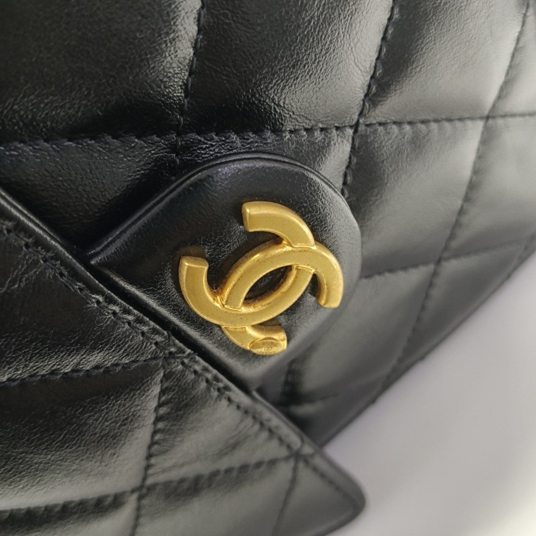 CHANEL 25 Mediano Piel de Becerro Acolchada Negro