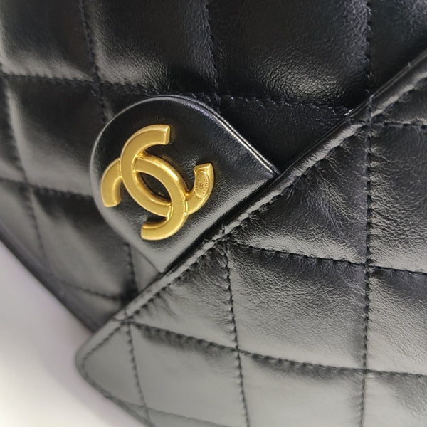 CHANEL 25 Mediano Piel de Becerro Acolchada Negro