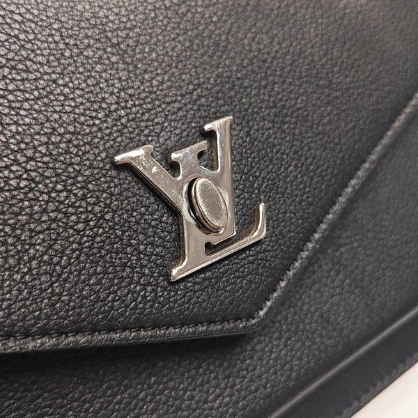 Authenticated pre-owned  Lockme Calfskin Black - Shoulder Bag at Looply