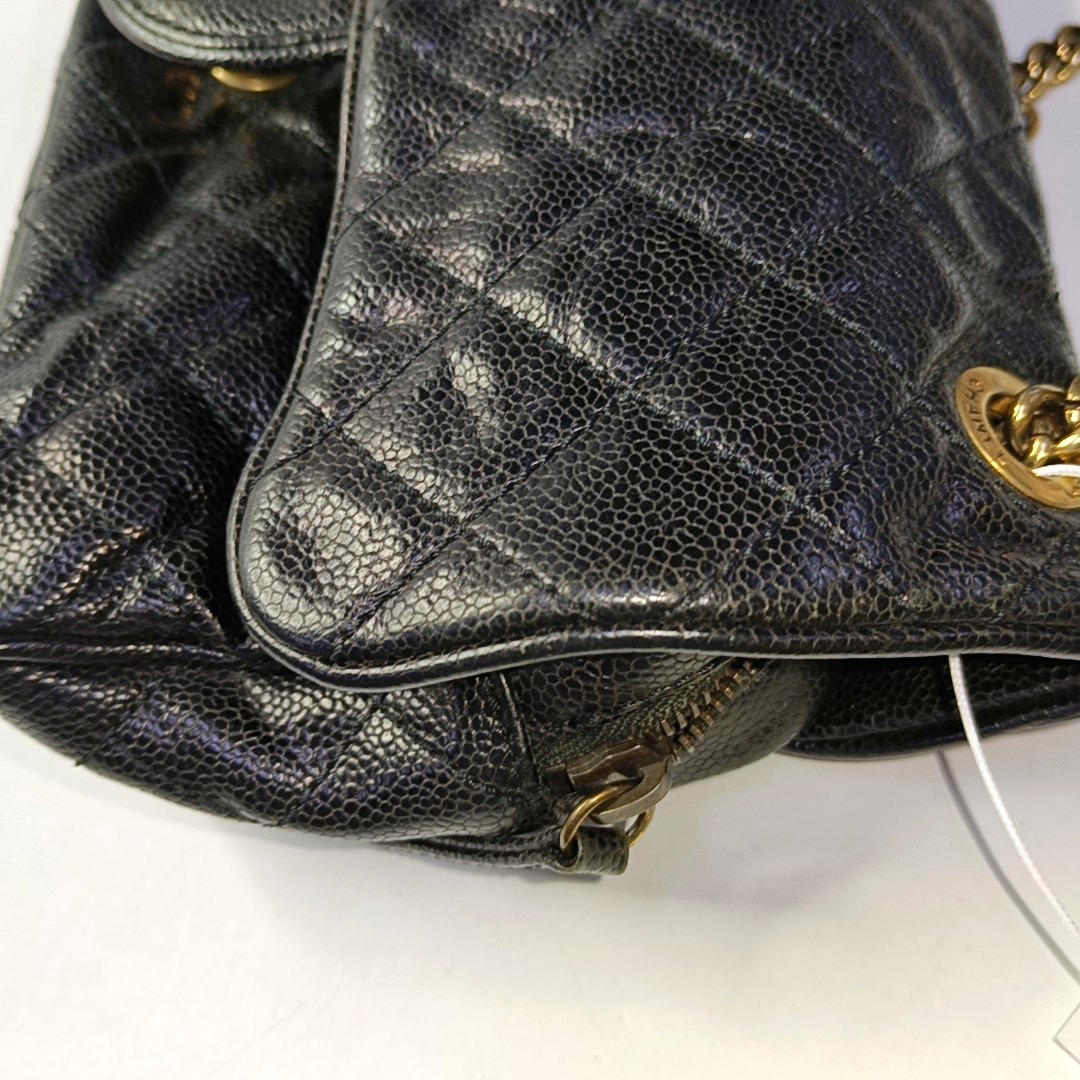 Authenticated pre-owned  Classic Flap Medium Quilted Calfskin Black - Crossbody Bag at Looply