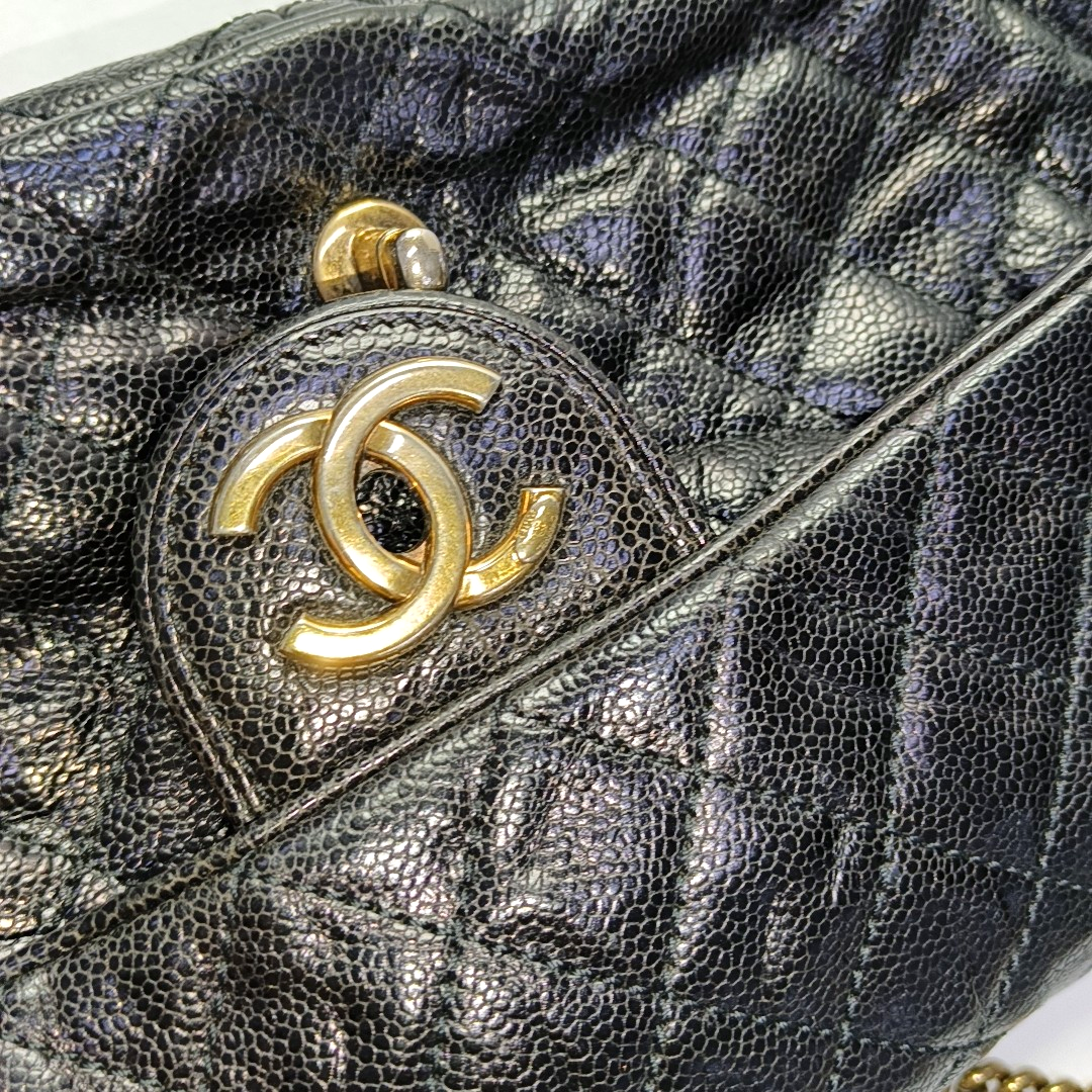 Authenticated pre-owned  Classic Flap Medium Quilted Calfskin Black - Crossbody Bag at Looply