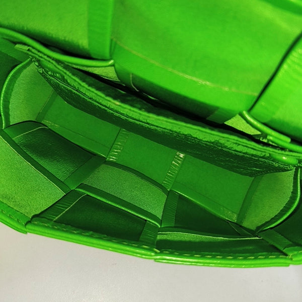 Authenticated pre-owned  Cassette Small Calfskin Green - Crossbody Bag at Looply