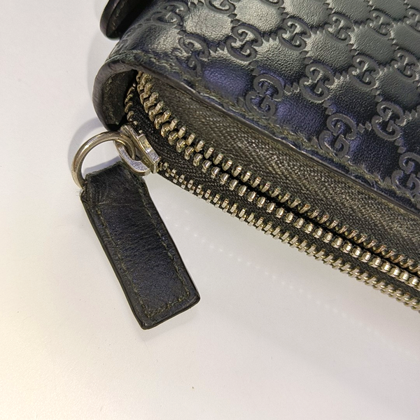 Authenticated pre-owned  Microguccissima Monogram Calfskin Black - Clutch at Looply