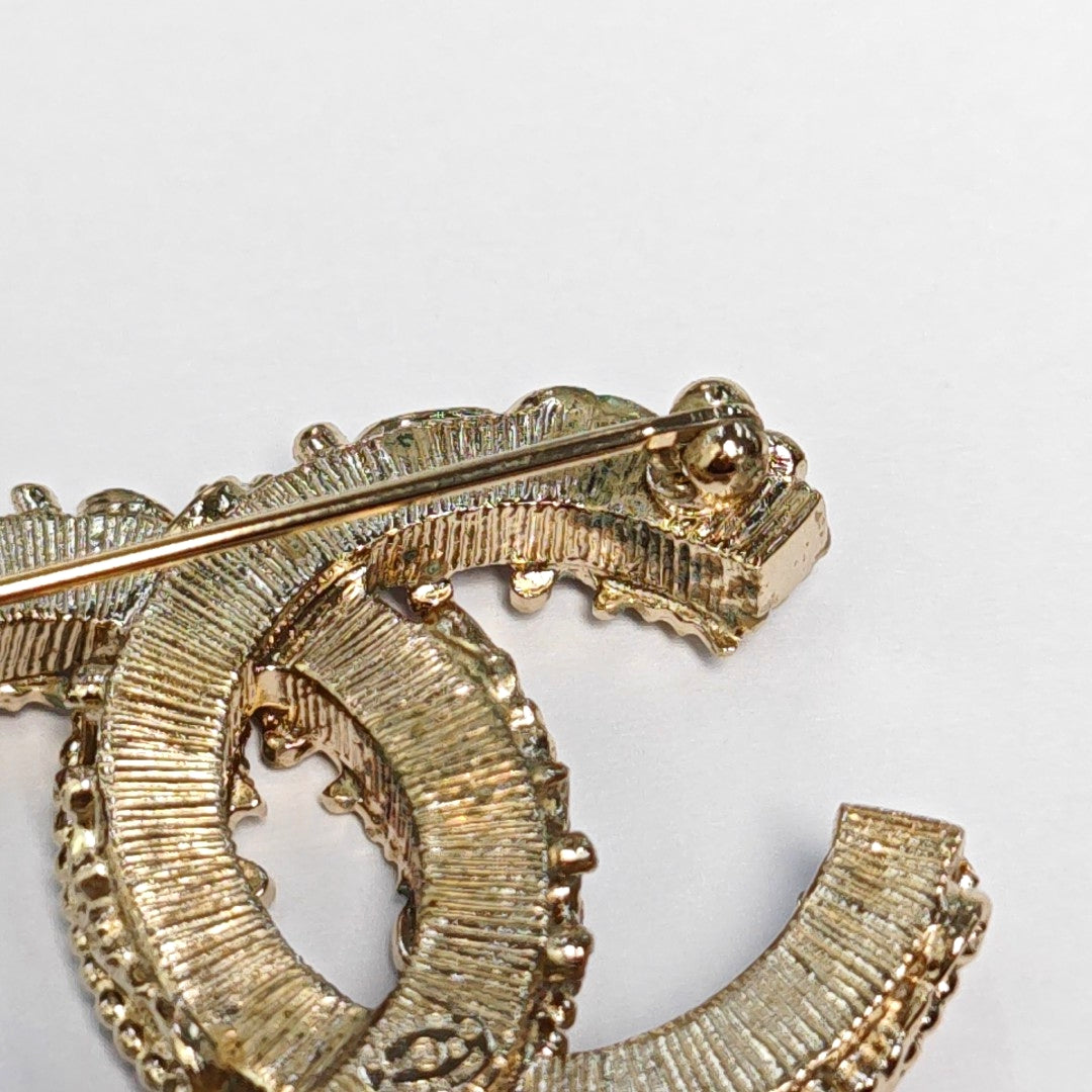 Authenticated pre-owned  Vintage Gold-tone Metal Synthetic Brooch - Brooch at Looply