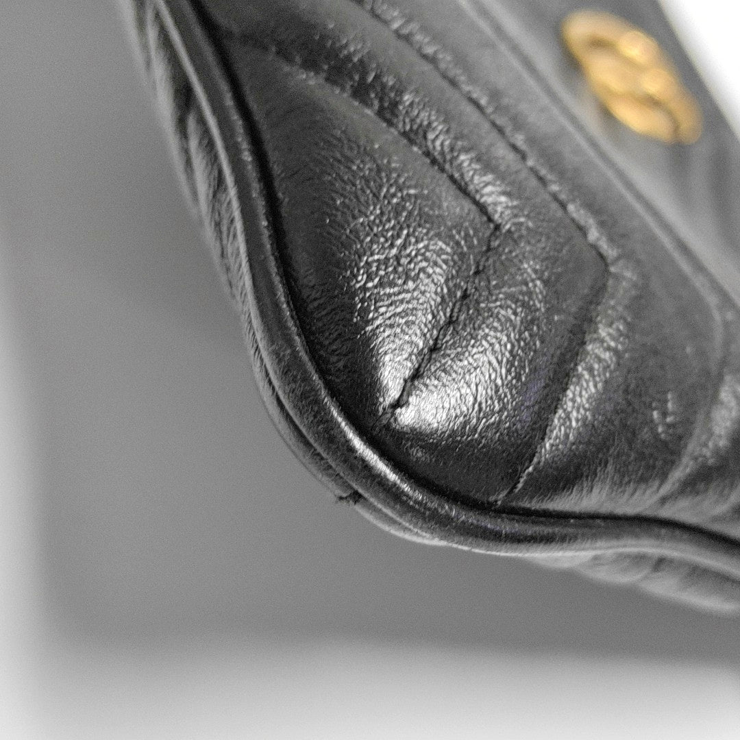 Authenticated pre-owned  GG Marmont Calfskin Black - Clutch at Looply
