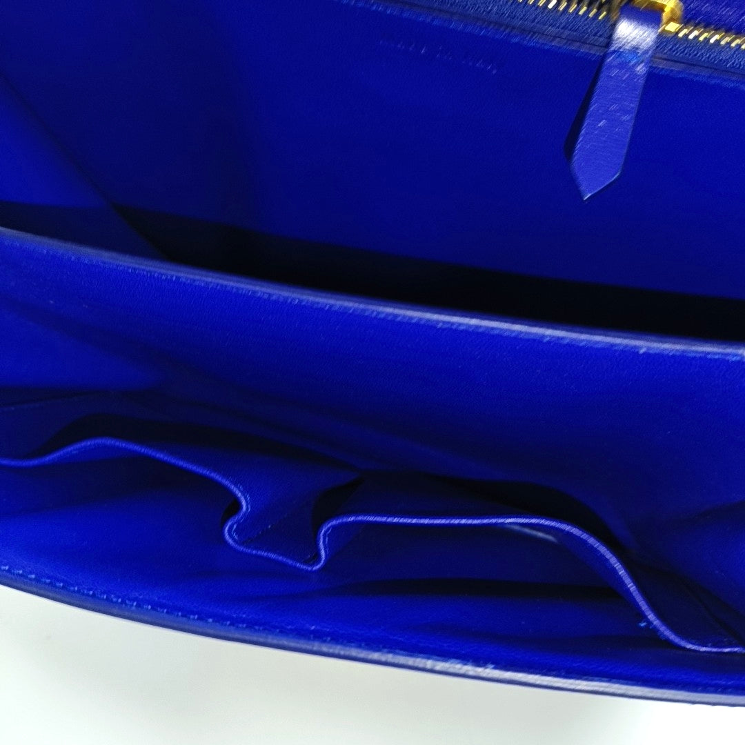 Authenticated pre-owned  CLASSIC BOX Medium Calfskin Blue - Shoulder Bag at Looply