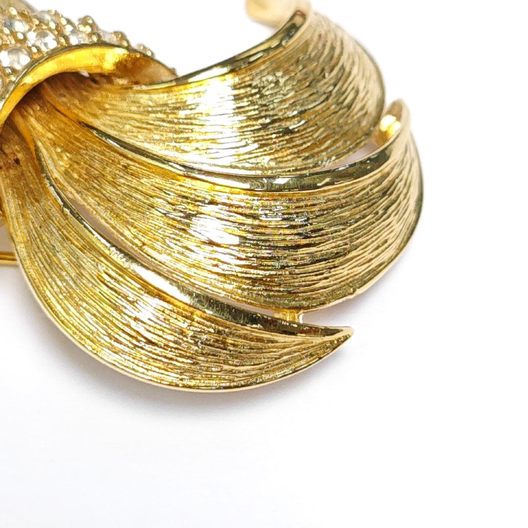 Authenticated pre-owned  Gold-tone Metal Brooch - Brooch at Looply