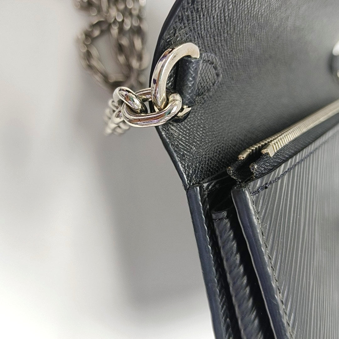 Authenticated pre-owned  Twist Epi Black - Shoulder Bag at Looply