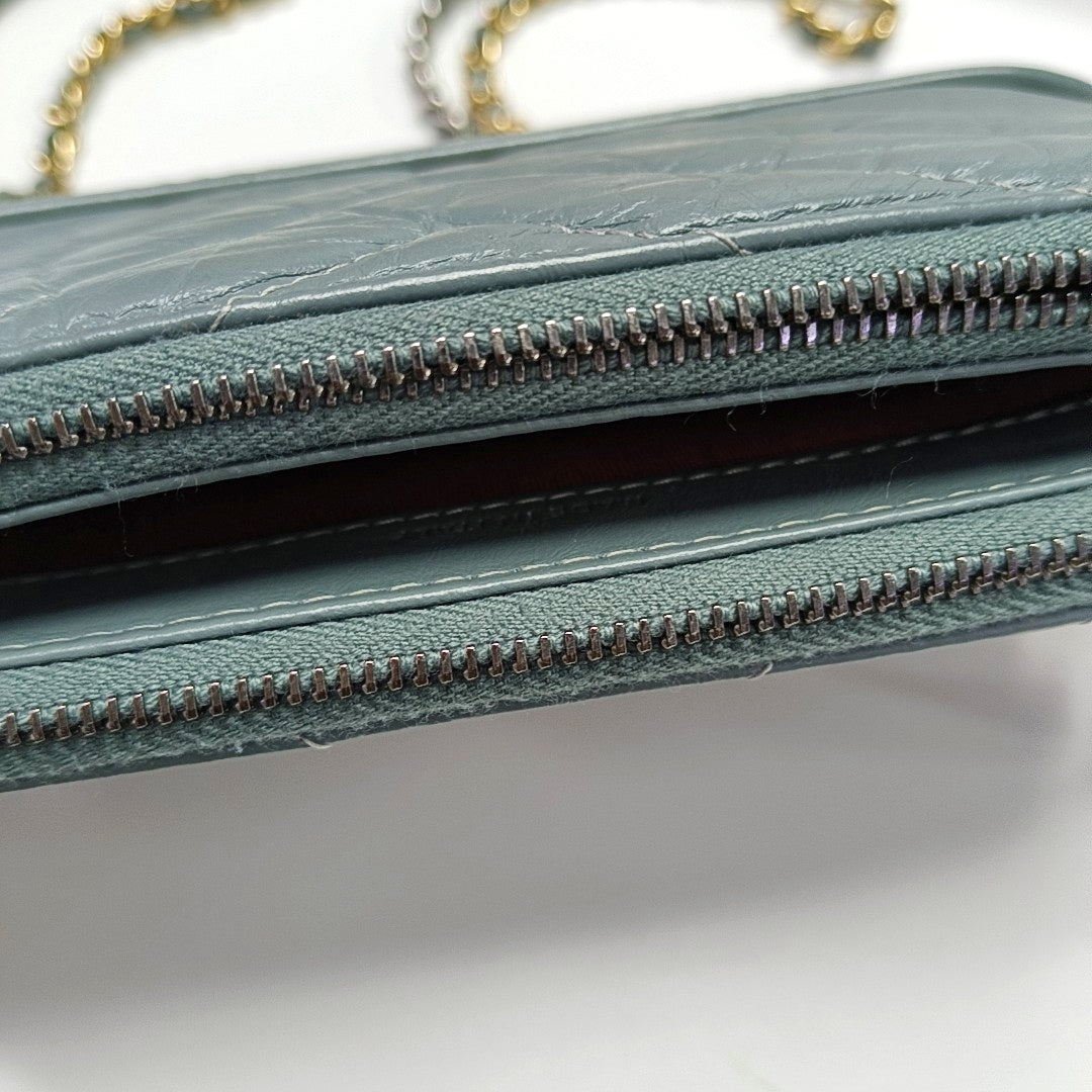 Authenticated pre-owned  Gabrielle Chevron Calfskin Green - Crossbody Bag at Looply
