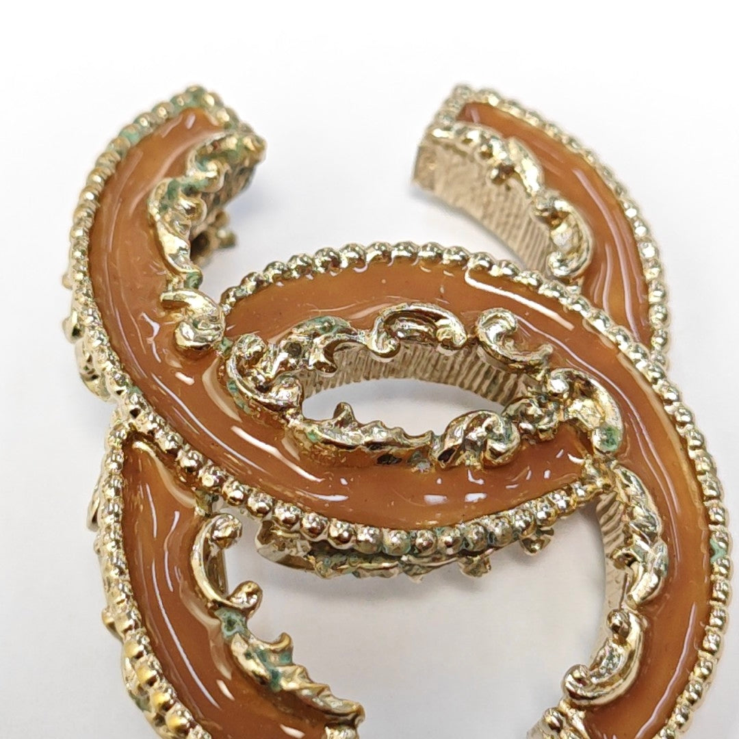 Authenticated pre-owned  Vintage Gold-tone Metal Synthetic Brooch - Brooch at Looply