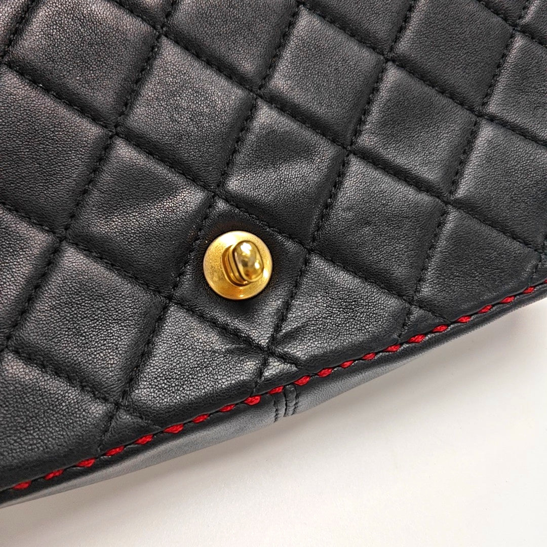 Authenticated pre-owned  Classic Flap Quilted Lambskin Black - Shoulder Bag at Looply
